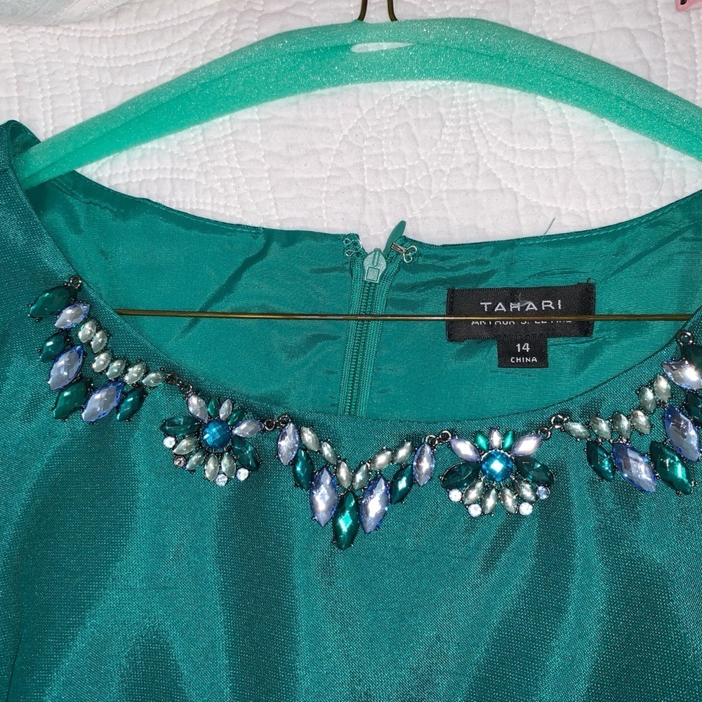Tahari: Elegant Teal Sleeveless Rhinestone Dress – Perfect for Any Occasion - Picture 6 of 8